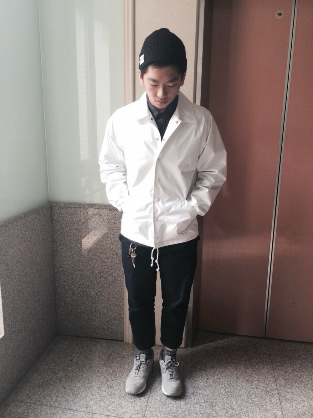 「white、black」｜「DEMARCOLABのアイテム（シャツ/ブラウス、ブラック系）」を使った、蔡濱懋さん（メンズ・175cm）の冬コーディネートの1枚目の写真