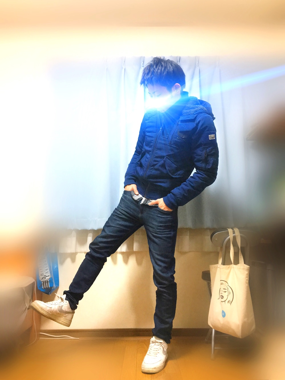 ブルー系のジャケット/アウター、ブルー系のデニムパンツ、ホワイト系のスニーカーを着用したメンズの冬コーディネートの1枚目の写真