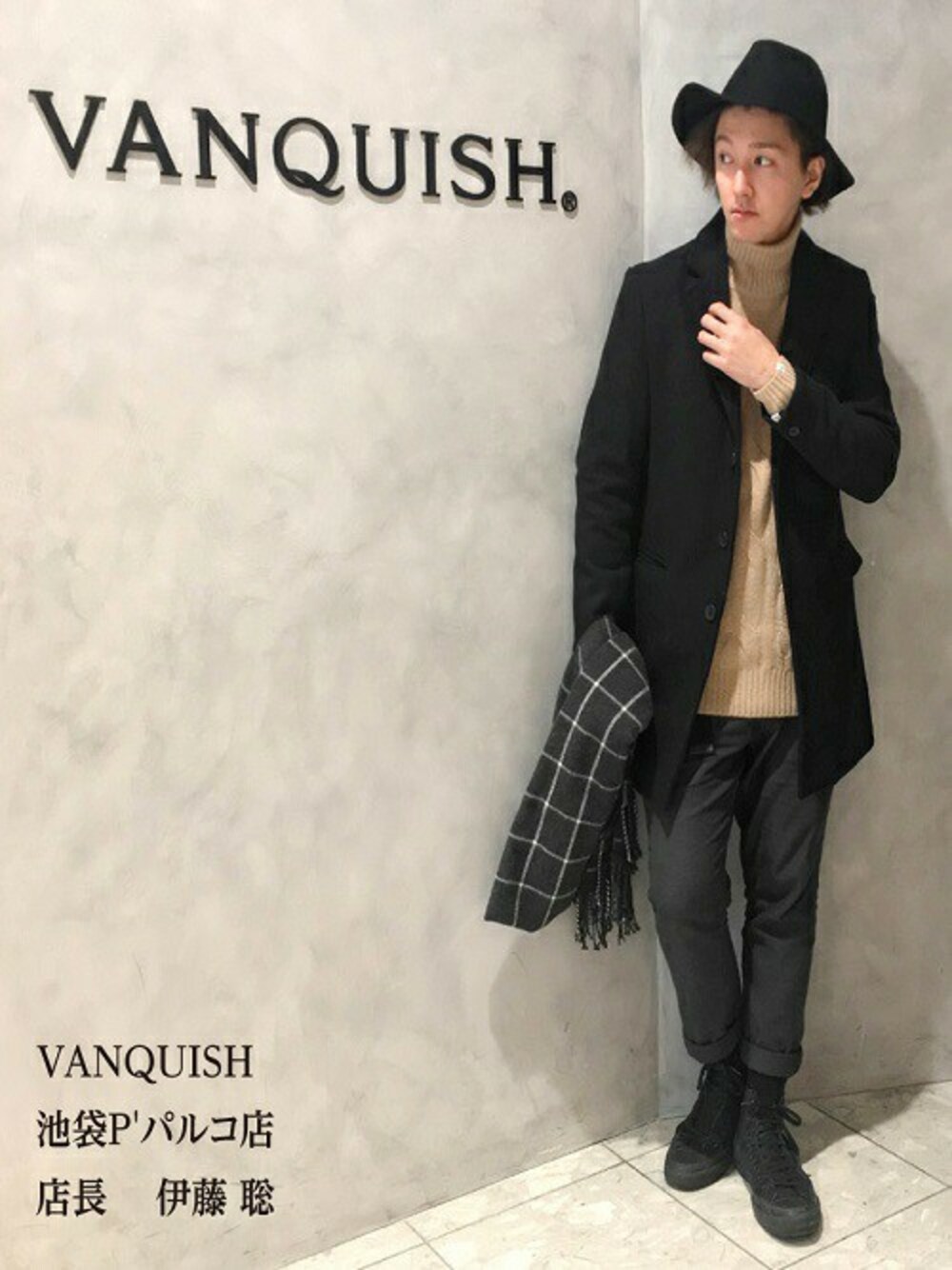 「スニーカー、チェスターコート、マフラー、converse、VANQUISH、ケーブルニット、ハット、タートルネック、ロールアップ、きれいめカジュアル」｜「VANQUISHのケーブル柄タートルネックニット（ニット/セーター、ベージュ系）」を使った、VANQUISHさん（メンズ・175cm）の秋コーディネートの1枚目の写真