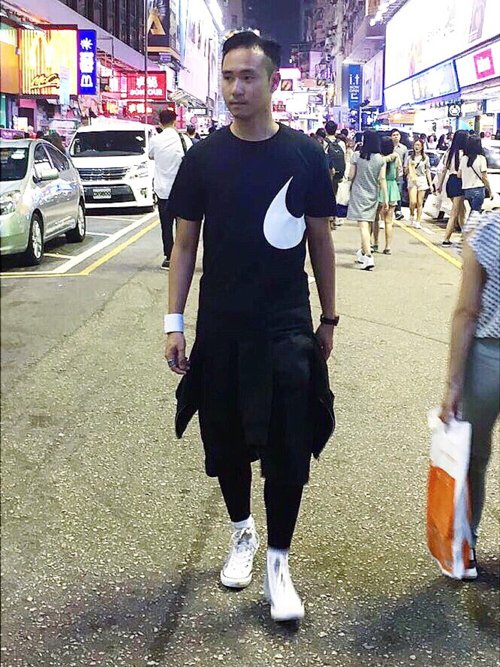 「fashion、styling、STYLE、ootd、lookbook、sportswear、NIKE、streetwear」｜「NIKEのアイテム（Tシャツ/カットソー、ブラック系）」を使った、Jeffreyさん（メンズ・182cm）の夏コーディネートの1枚目の写真