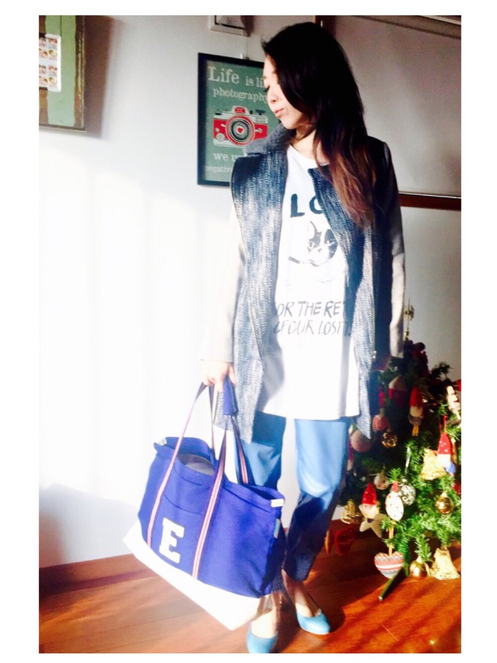 ホワイト系のTシャツ/カットソー、ブルー系のその他パンツ、ブルー系のパンプスを着用したレディースの秋コーディネートの1枚目の写真