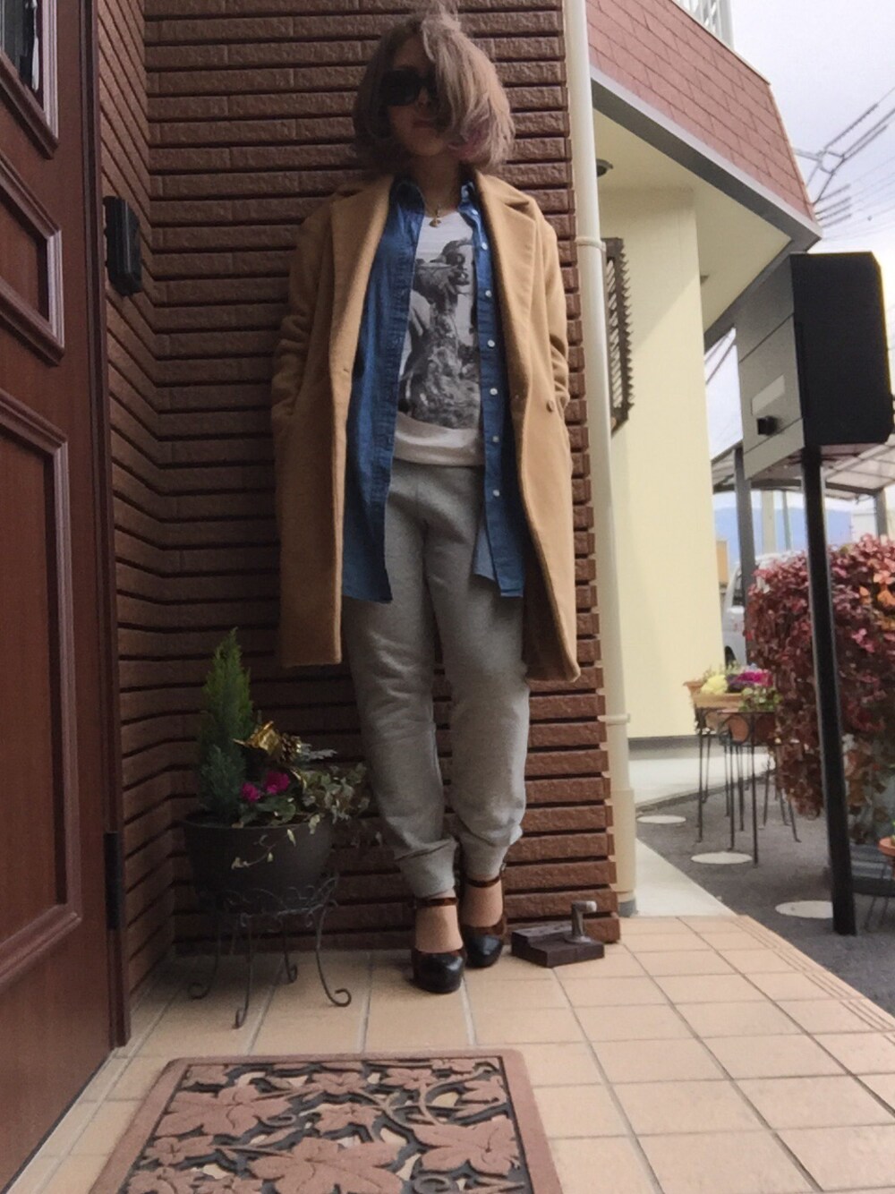 ホワイト系のTシャツ/カットソー、ベージュ系のチェスターコート、グレー系のその他パンツを着用したレディースの冬コーディネートの1枚目の写真