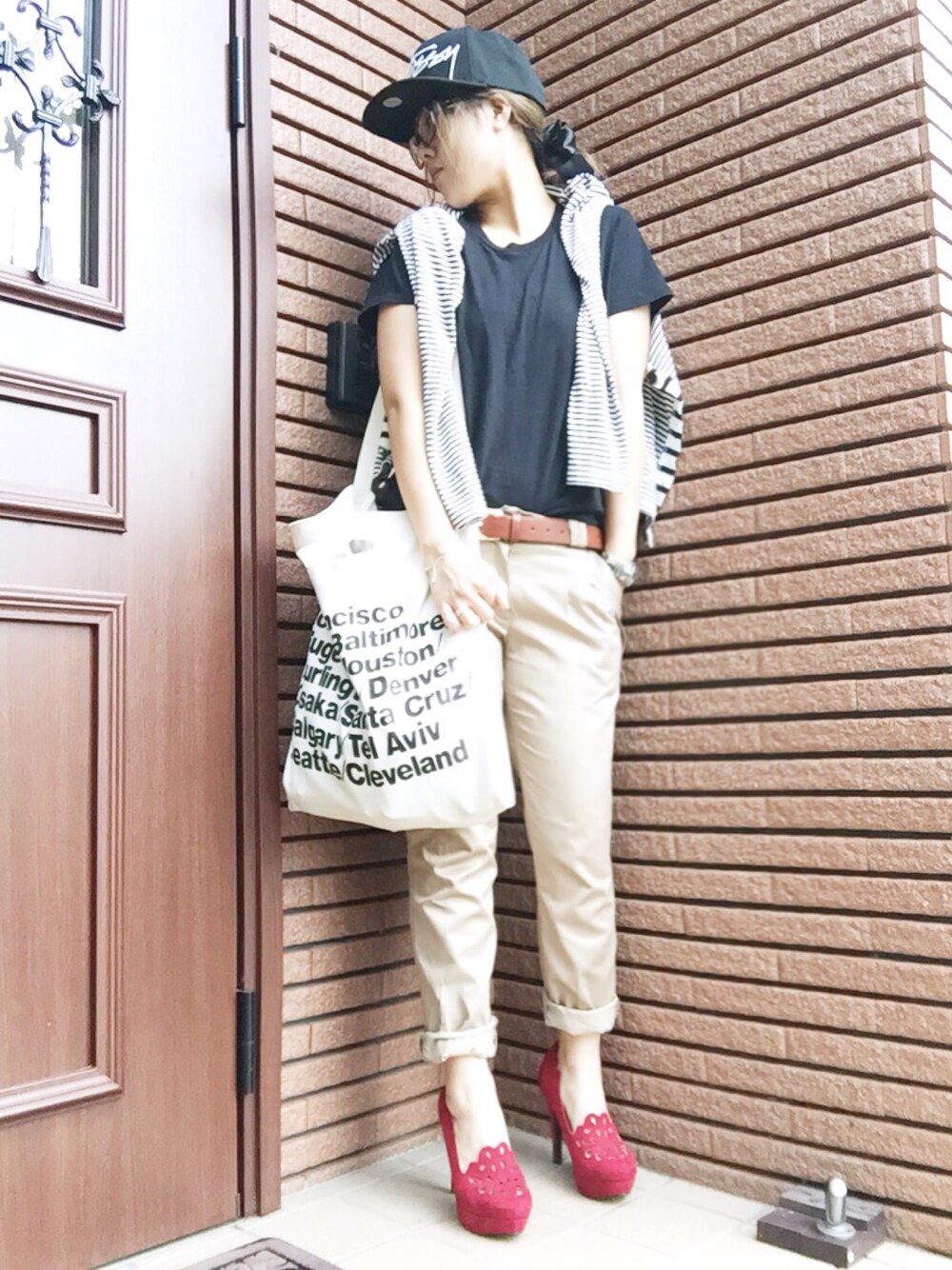 ブラック系のTシャツ/カットソー、ホワイト系のバッグ、レッド系のパンプスを着用したレディースの夏コーディネートの1枚目の写真