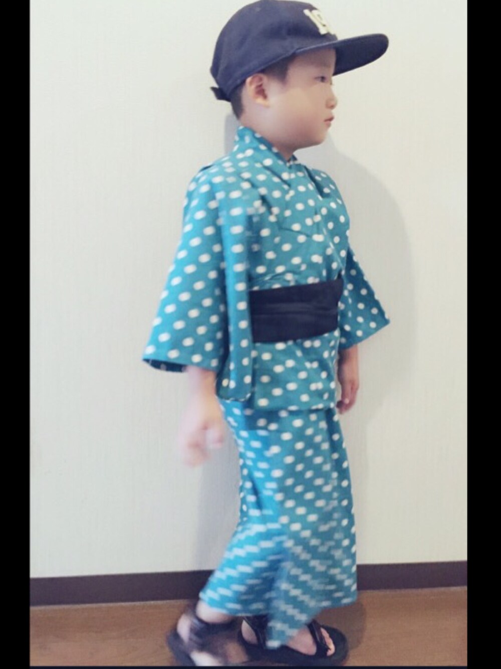 ブルー系の浴衣を着用したキッズの夏コーディネートの1枚目の写真