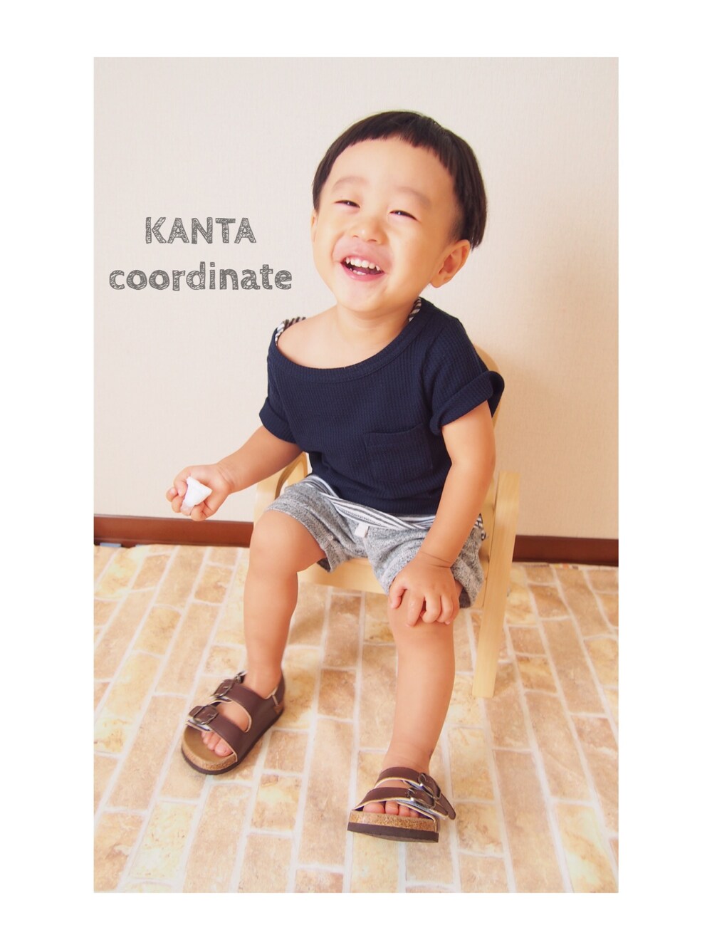 ブルー系のTシャツ/カットソー、グレー系のその他パンツ、ブラウン系のサンダルを着用したキッズの夏コーディネートの1枚目の写真