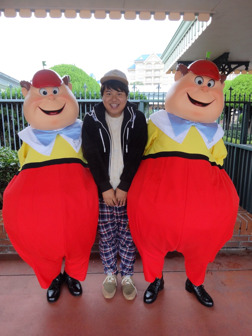 ベージュ系のTシャツ/カットソー、ブルー系のその他パンツ、ブラウン系のスニーカーを着用したメンズの秋コーディネートの1枚目の写真