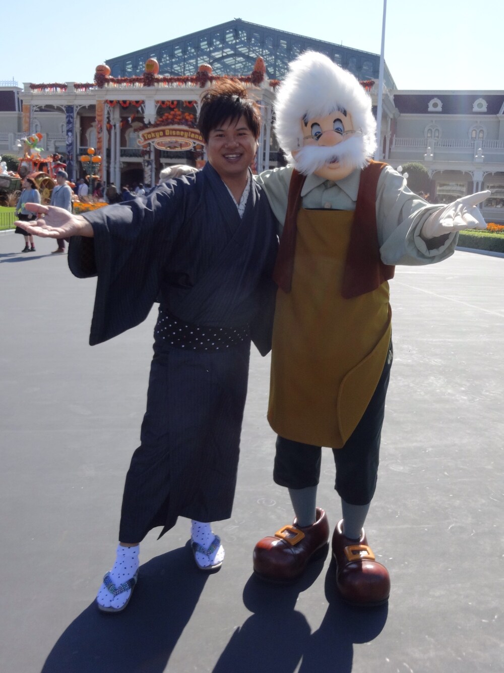 パープル系のサンダル、ブルー系の浴衣、ホワイト系のレッグウェアを着用したメンズの秋コーディネートの1枚目の写真