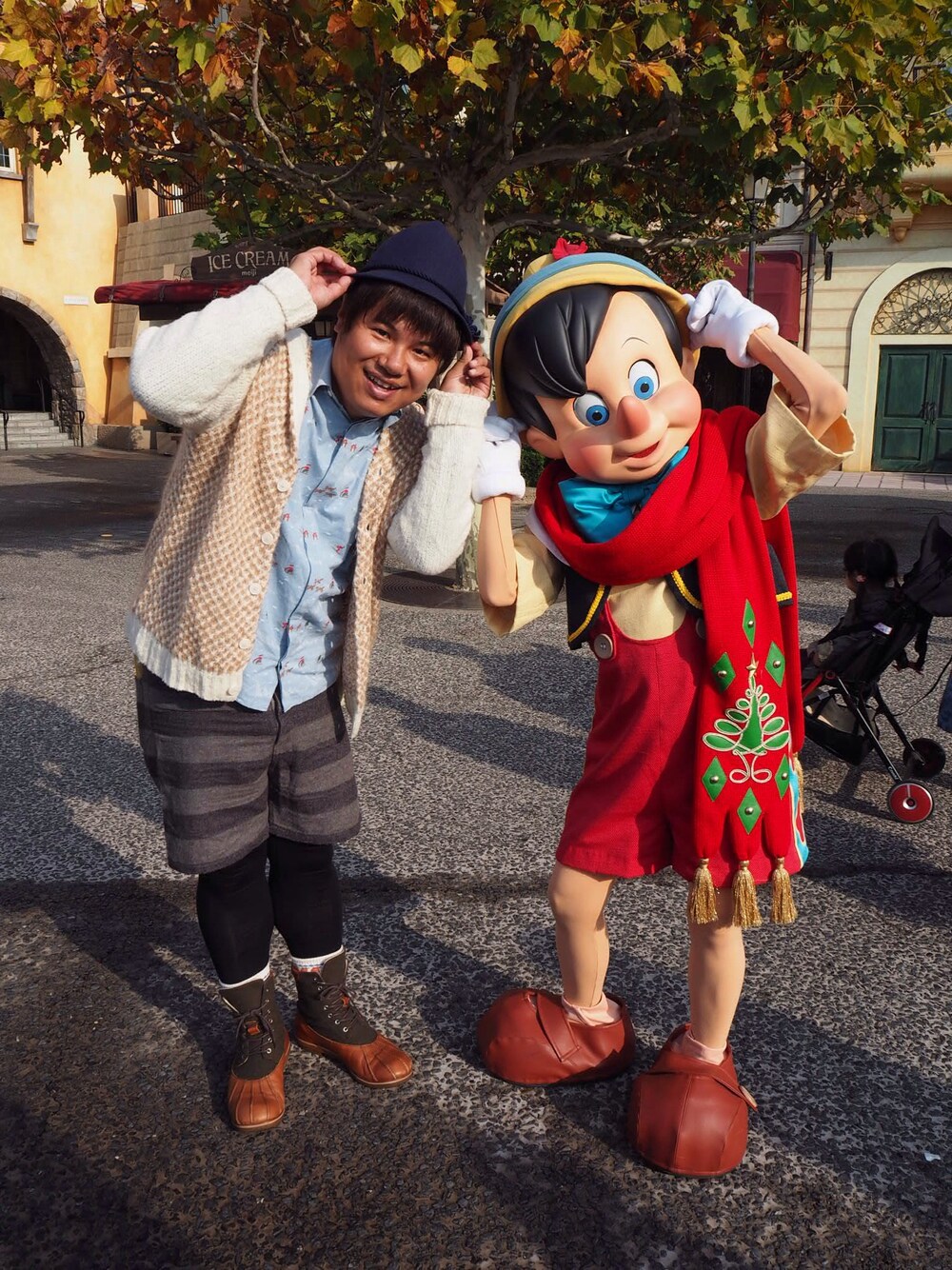 ブルー系のシャツ/ブラウス、ホワイト系のカーディガン/ボレロ、グレー系のその他パンツを着用したメンズの秋コーディネートの1枚目の写真