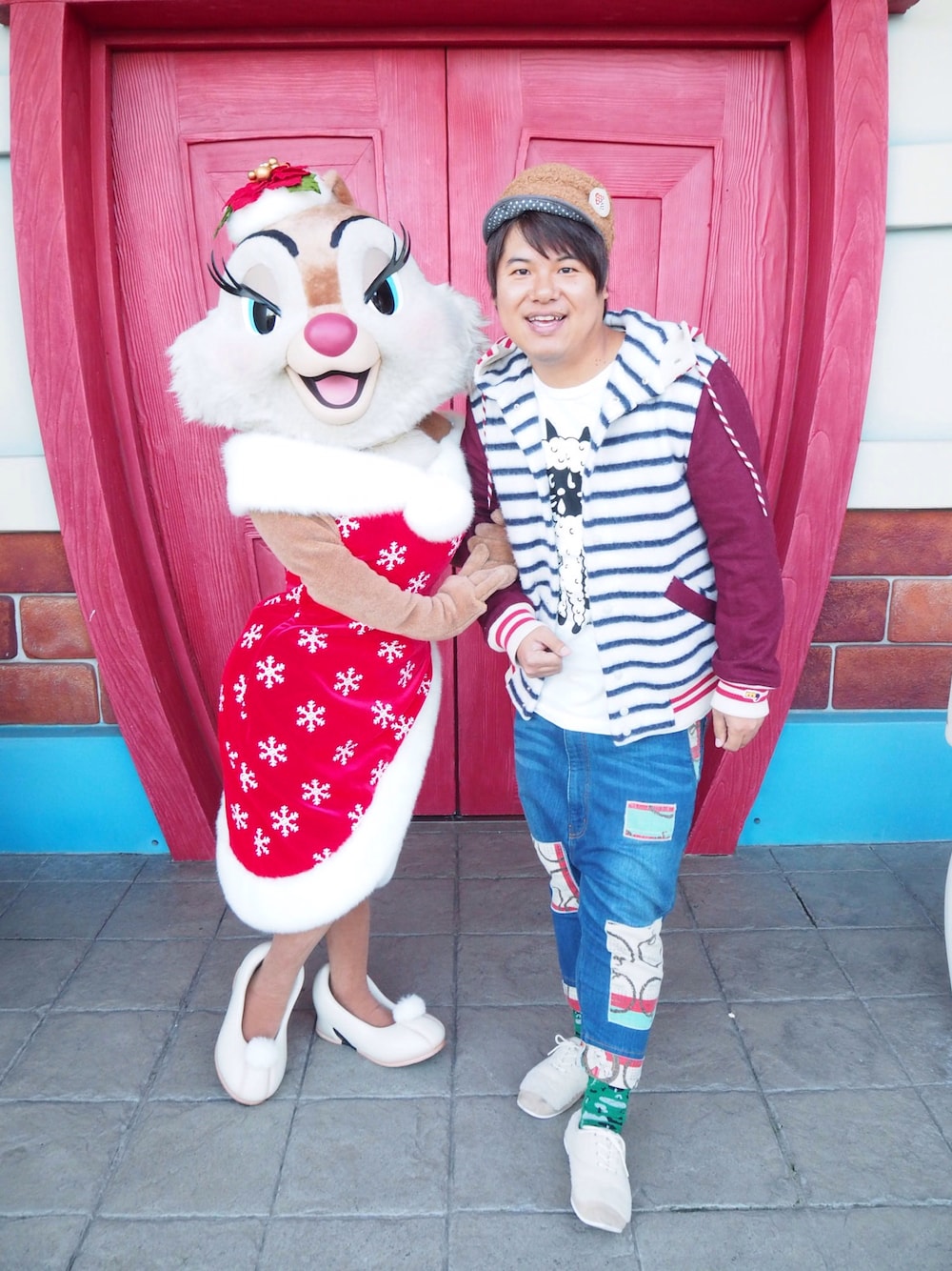 ホワイト系のジャケット/アウター、ホワイト系のTシャツ/カットソー、レッド系のデニムパンツを着用したメンズの秋コーディネートの1枚目の写真