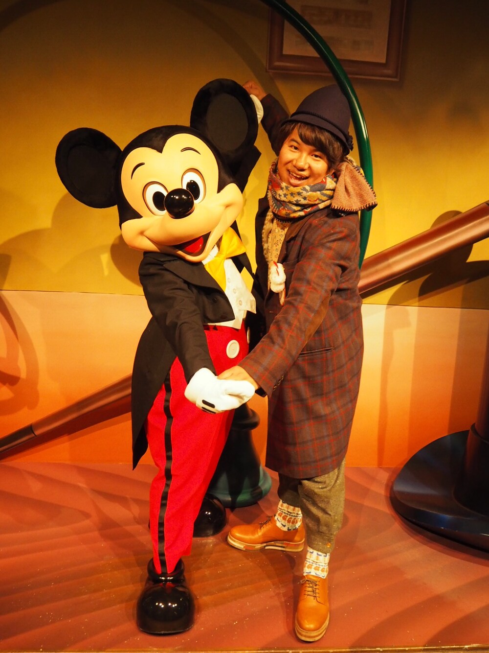 ベージュ系のシャツ/ブラウス、グリーン系のその他パンツ、ブラウン系のドレスシューズを着用したメンズの冬コーディネートの1枚目の写真