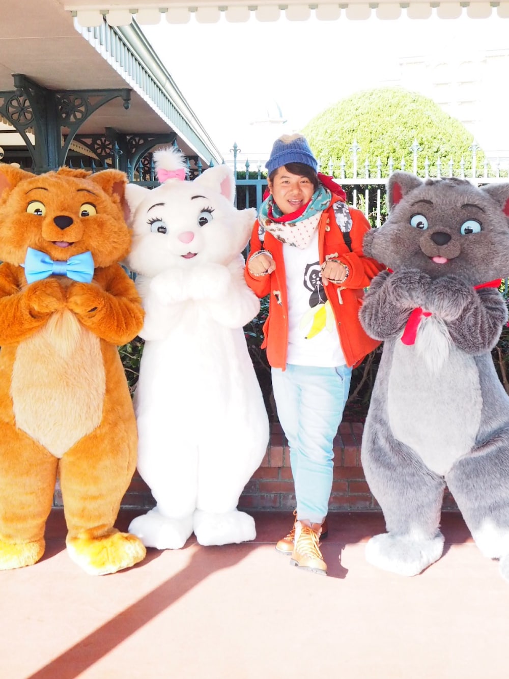 グレー系のバックパック/リュック、ホワイト系のTシャツ/カットソー、ブルー系のその他パンツを着用したメンズの冬コーディネートの1枚目の写真