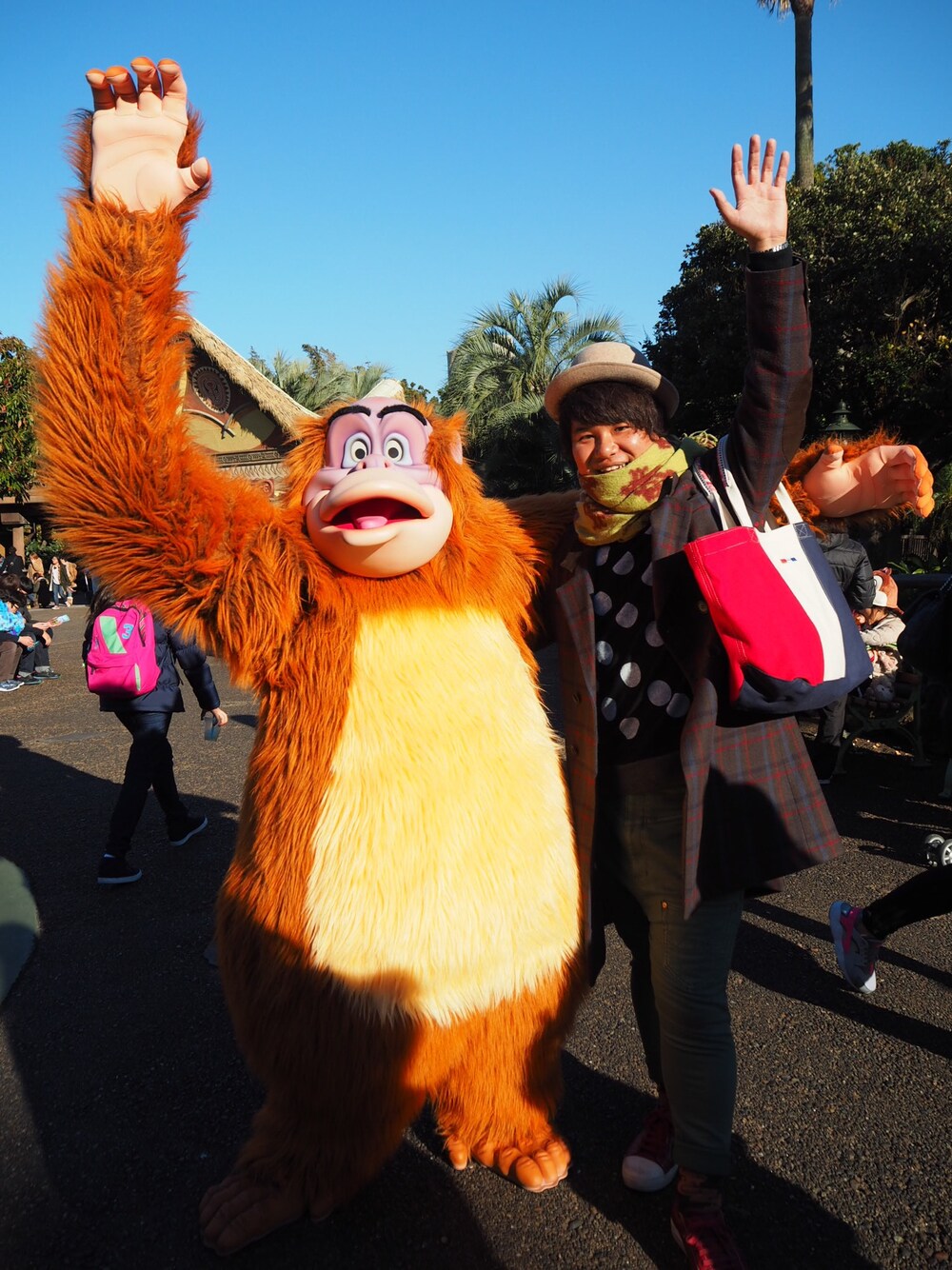 その他のトートバッグ、グリーン系のその他パンツ、ブラック系のスウェットを着用したメンズの冬コーディネートの1枚目の写真