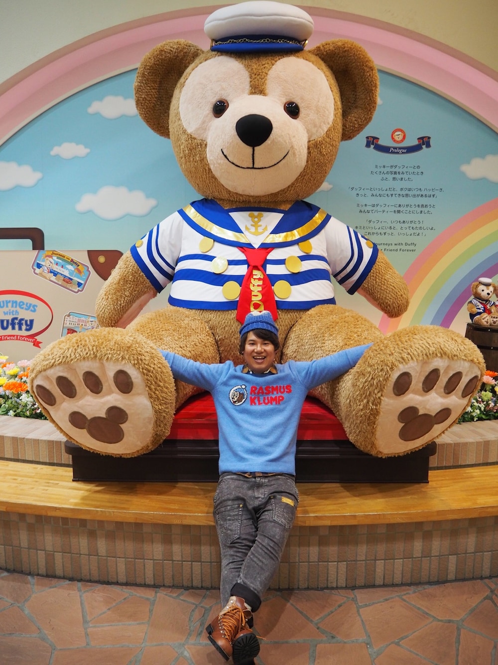 ブルー系のニット/セーター、ブラウン系のシャツ/ブラウス、グレー系のその他パンツを着用したメンズの冬コーディネートの1枚目の写真