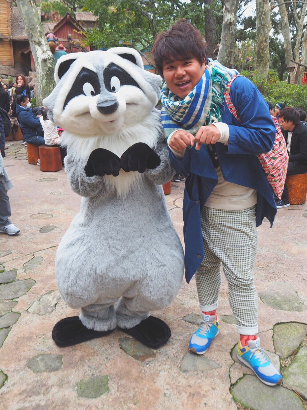 ブルー系のトレンチコート、ホワイト系のパーカー、イエロー系のその他パンツを着用したメンズの冬コーディネートの1枚目の写真