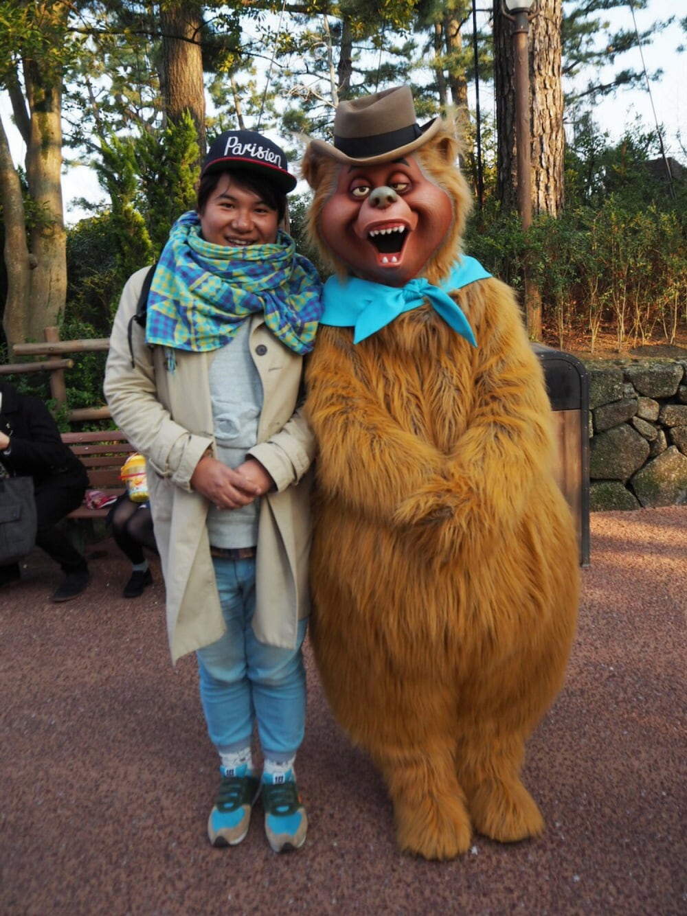 グレー系のスウェット、ベージュ系のトレンチコート、ブラウン系のシャツ/ブラウスを着用したメンズの冬コーディネートの1枚目の写真