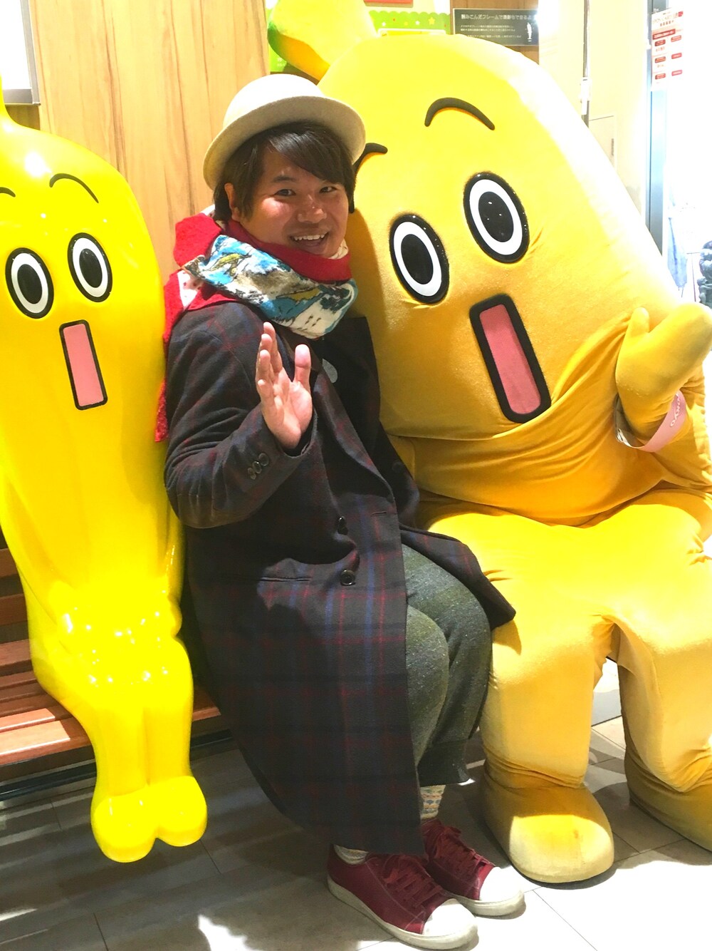 グリーン系のその他アウター、グリーン系のその他パンツ、ベージュ系のハットを着用したメンズの春コーディネートの1枚目の写真