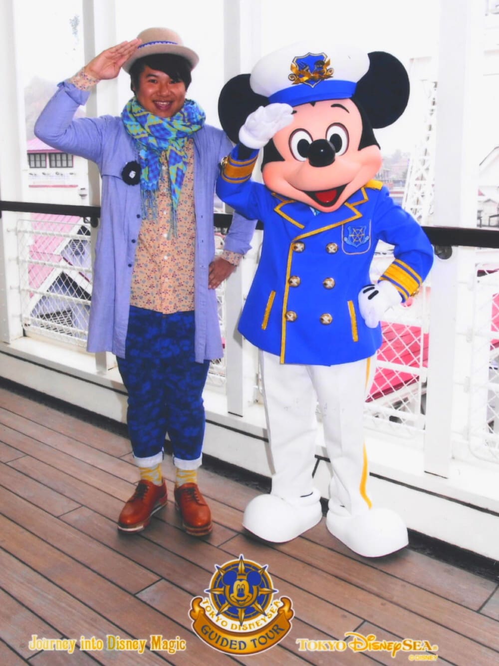 ベージュ系のシャツ/ブラウス、ブルー系のその他パンツ、ブルー系のトップスを着用したメンズの春コーディネートの1枚目の写真