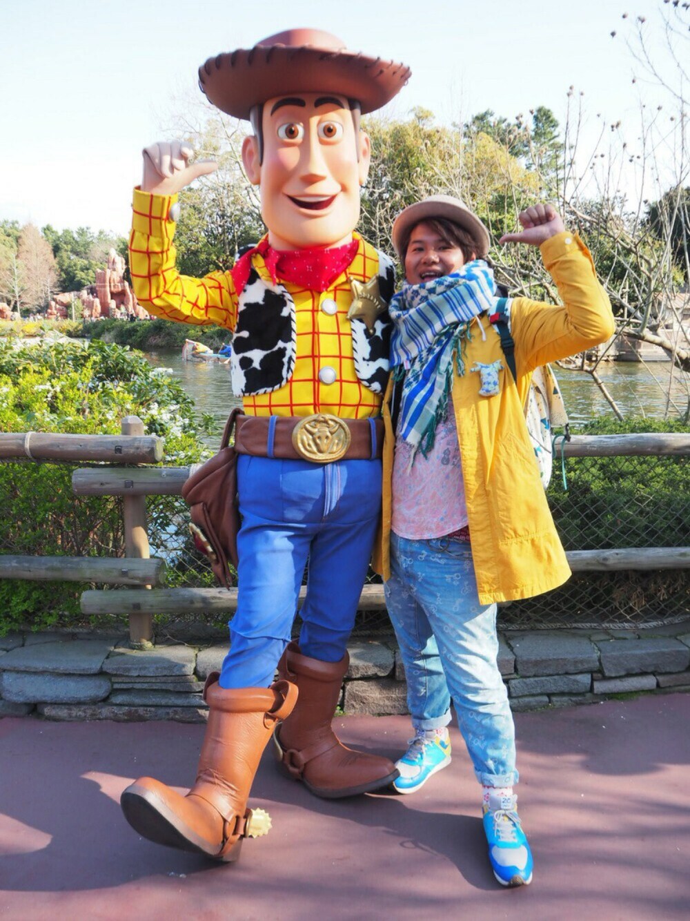 ピンク系のTシャツ/カットソー、ブルー系のデニムパンツ、イエロー系のその他アウターを着用したメンズの春コーディネートの1枚目の写真