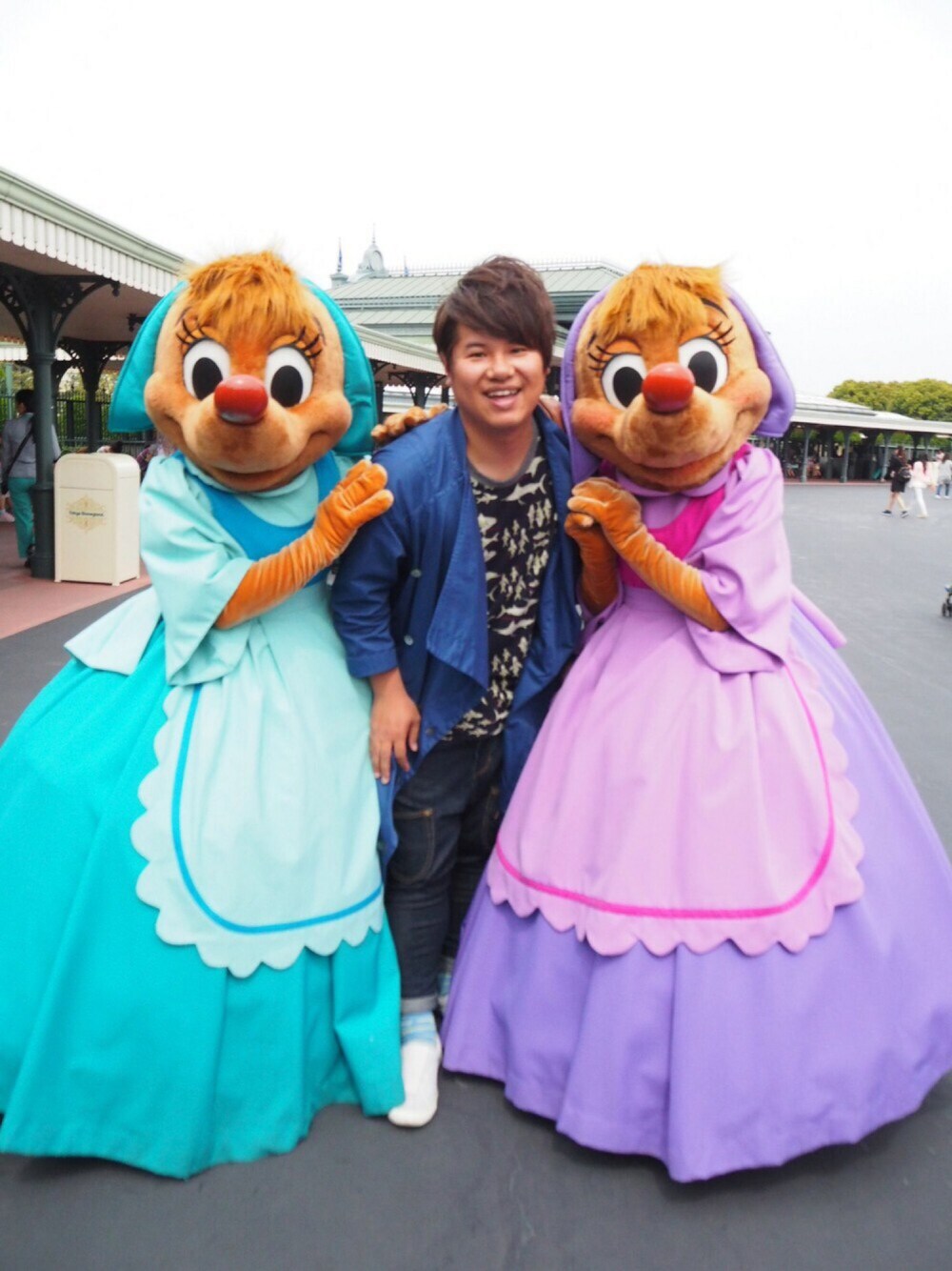 ブルー系のトレンチコート、ブルー系のTシャツ/カットソー、ブルー系のデニムパンツを着用したメンズの春コーディネートの1枚目の写真