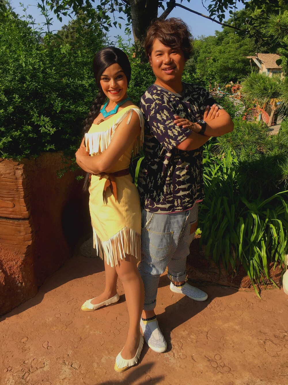 ブルー系のTシャツ/カットソー、ブルー系のデニムパンツ、ホワイト系のスニーカーを着用したメンズの春コーディネートの1枚目の写真