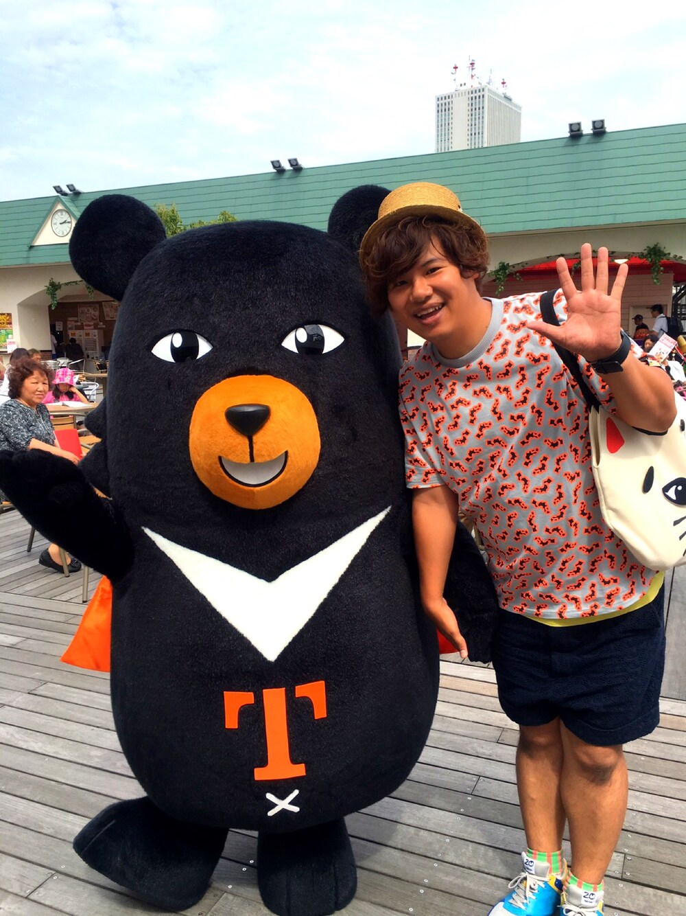 ブルー系のTシャツ/カットソー、ホワイト系のその他パンツ、ホワイト系のトートバッグを着用したメンズの夏コーディネートの1枚目の写真