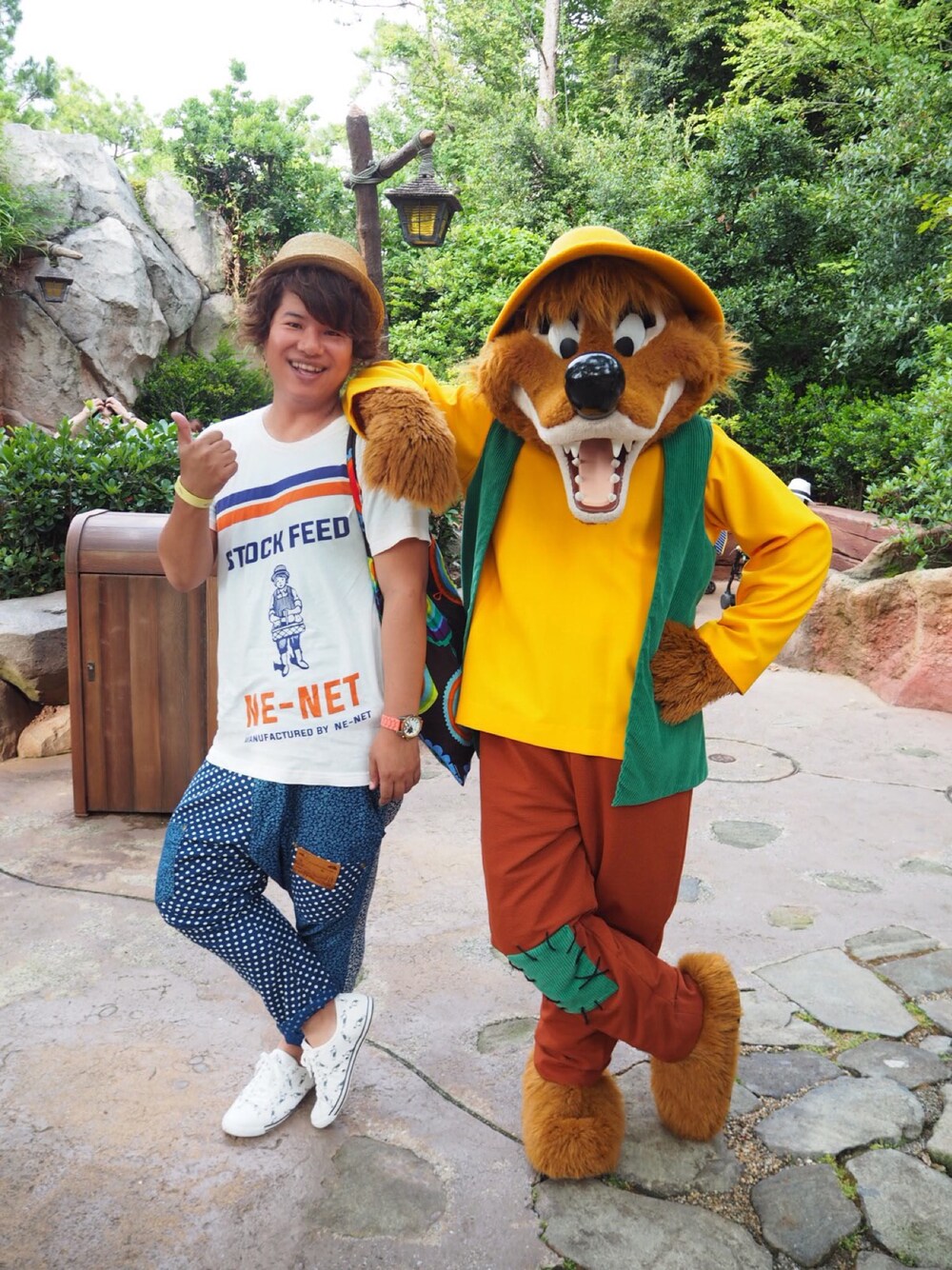 ホワイト系のTシャツ/カットソー、ブルー系のその他パンツ、ホワイト系のスニーカーを着用したメンズの夏コーディネートの1枚目の写真