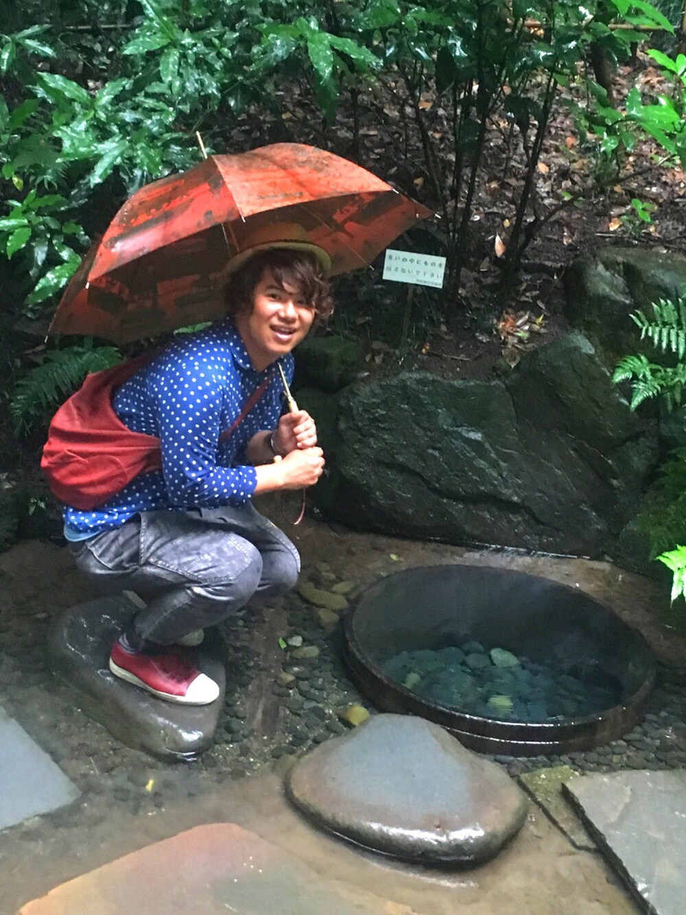 ブルー系のシャツ/ブラウス、レッド系のスニーカー、レッド系のバッグを着用したメンズの夏コーディネートの1枚目の写真