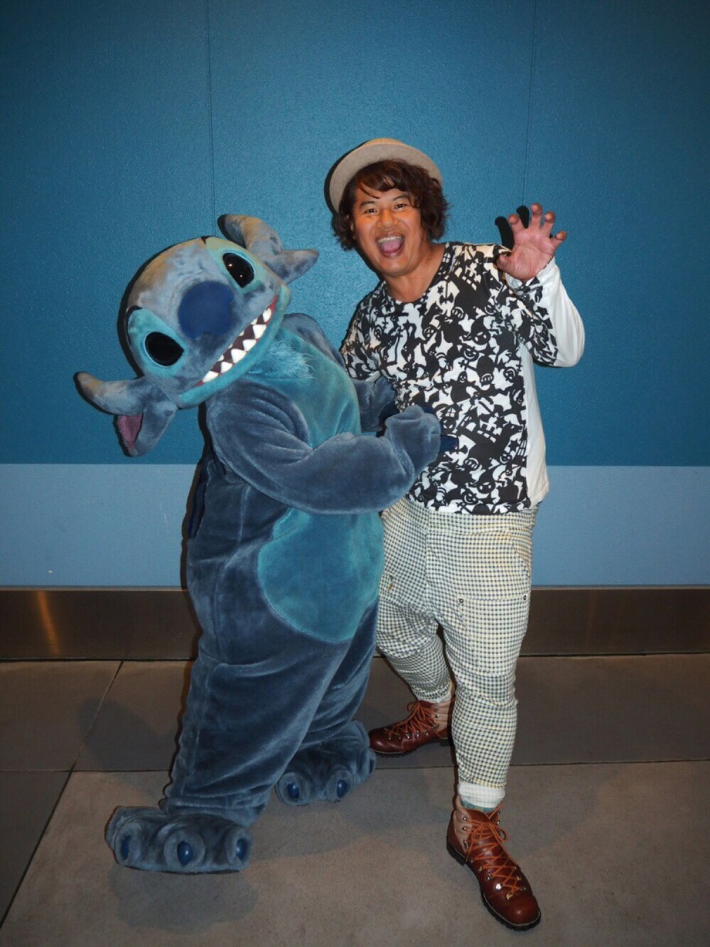 ホワイト系のTシャツ/カットソー、イエロー系のその他パンツ、ブラウン系のブーツを着用したメンズの秋コーディネートの1枚目の写真