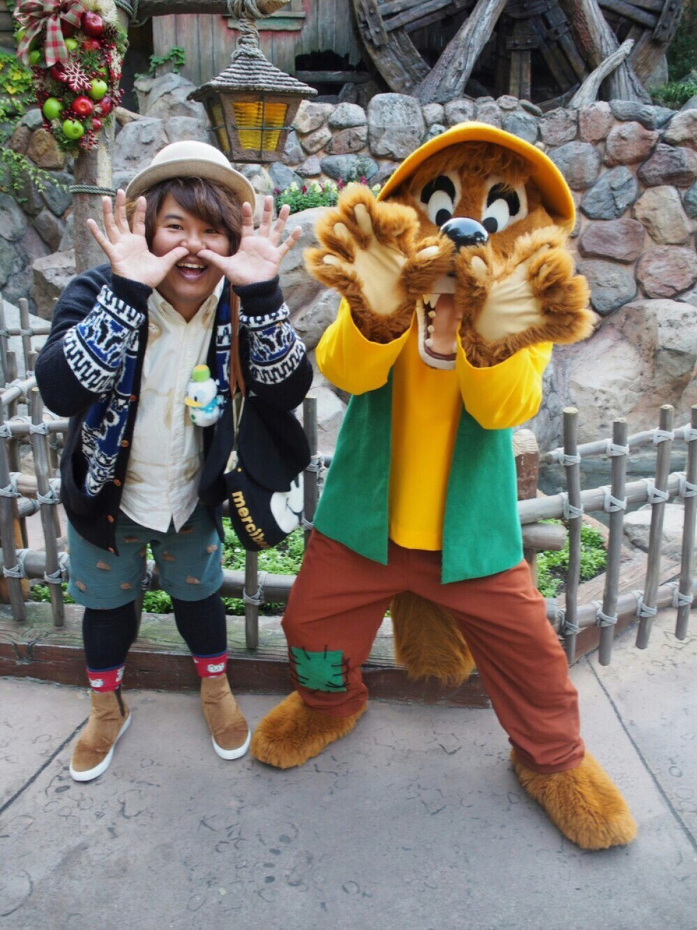 ブラック系のトートバッグ、グリーン系のその他パンツ、ブラック系のカーディガン/ボレロを着用したメンズの秋コーディネートの1枚目の写真