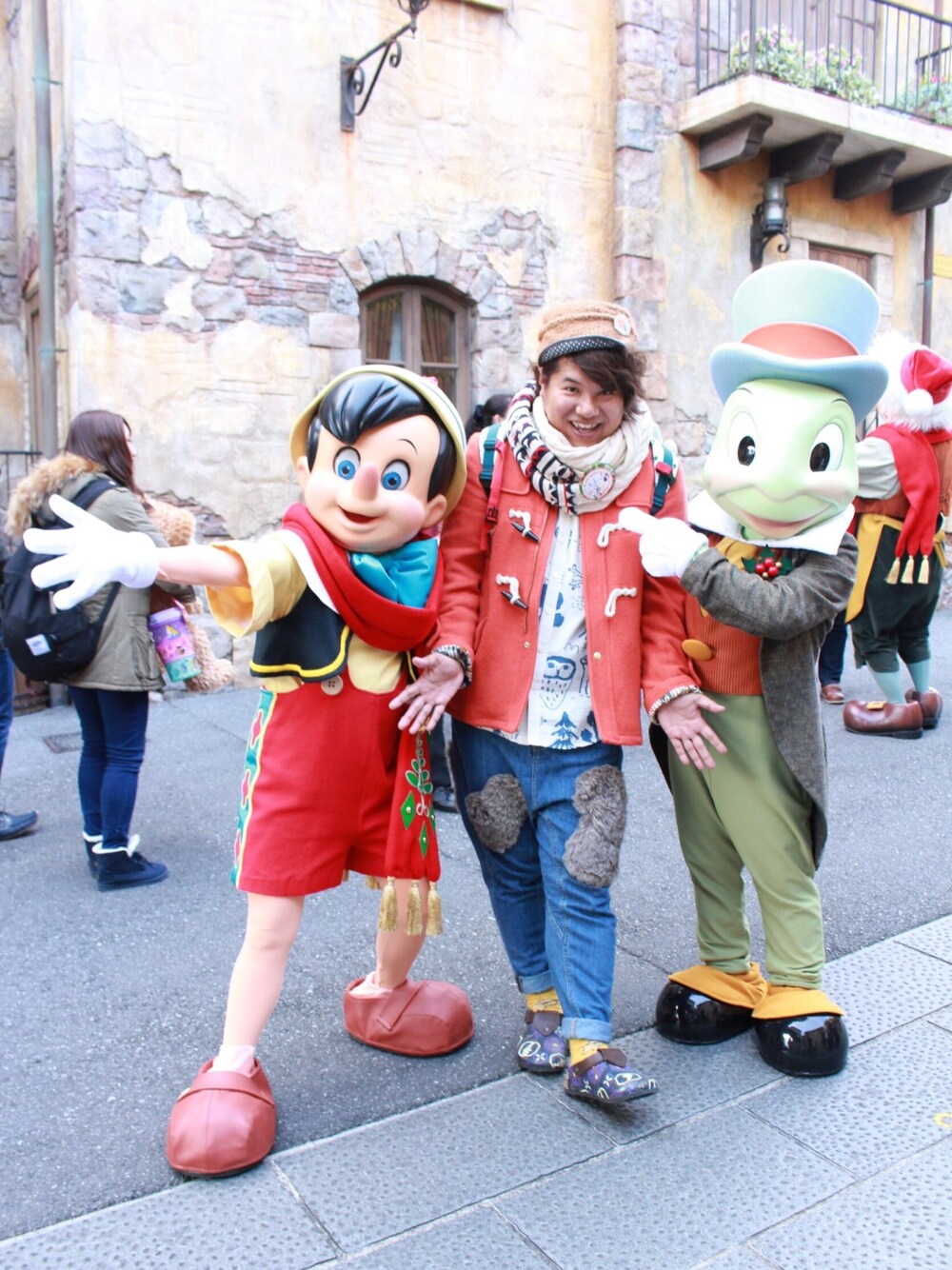 ブルー系のサンダル、ブルー系のデニムパンツ、ブルー系のシャツ/ブラウスを着用したメンズの冬コーディネートの1枚目の写真