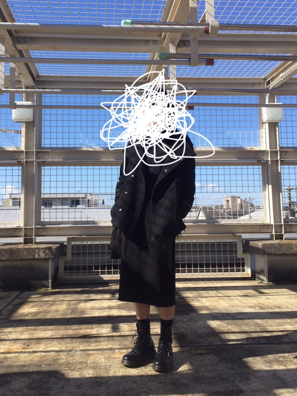 ブルー系のニット/セーター、ブラック系のスカート、ブラック系のブーツを着用したレディースの秋コーディネートの1枚目の写真