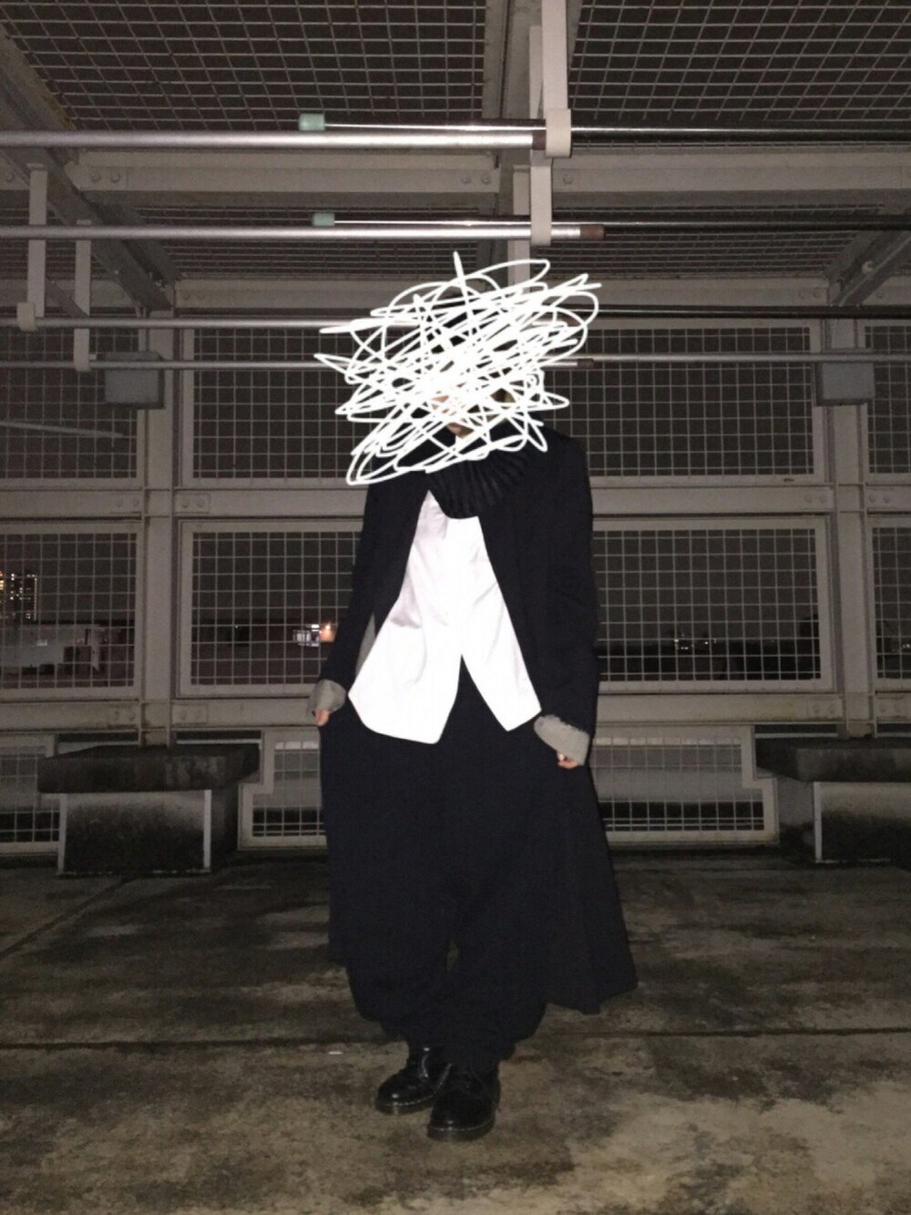 ブラック系のブーツを着用したレディースの秋コーディネートの1枚目の写真