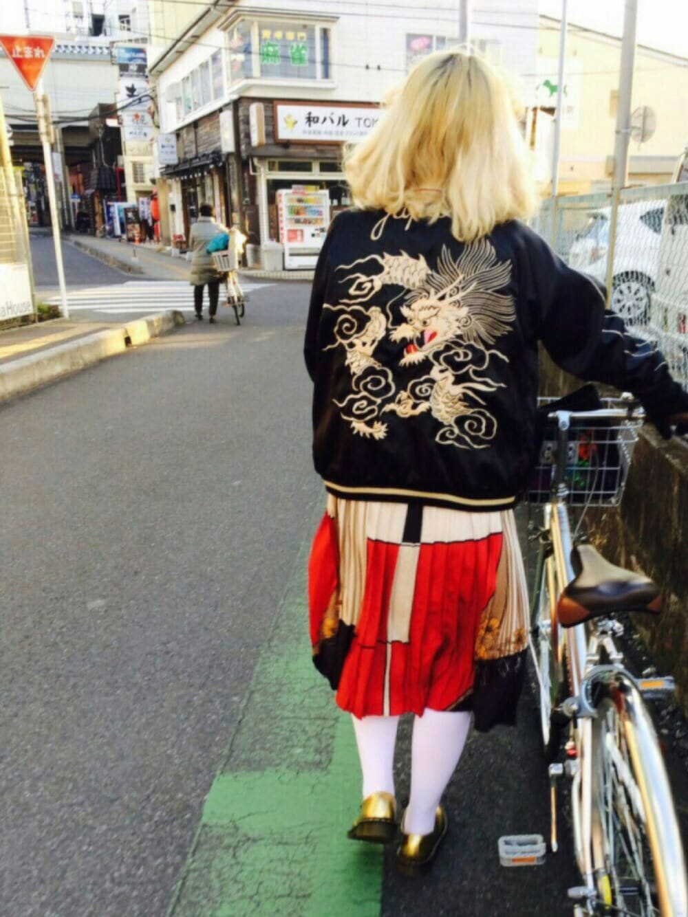 「スカジャン、ドクターマーチン、柄ワンピース、白タイツ、昭和レトロ、ストリート、used、古着」｜「TAILOR TOYOのアイテム（スタジャン、ブラック系）」を使った、なつおさん（レディース・164cm）の冬コーディネートの1枚目の写真