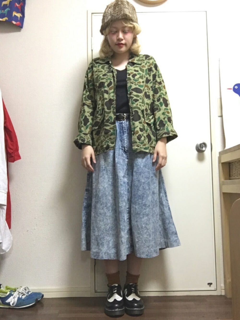 「ケミカルウォッシュ、迷彩、からし色、ファー小物、ドクターマーチン、古着、used、vintage、デニム、カモフラ」｜「all usedのアイテム（デニムスカート、ブルー系）」を使った、なつおさん（レディース・164cm）の冬コーディネートの1枚目の写真