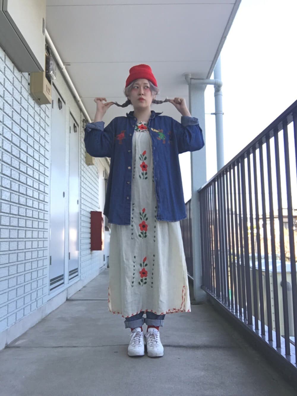 「春コーデ、デニム、adidas、スニーカー、赤、ニット帽、三つ編み、used、チロリアン、マキシ丈ワンピース」｜「all usedのアイテム（ワンピース、ホワイト系）」を使った、なつおさん（レディース・165cm）の春コーディネートの1枚目の写真