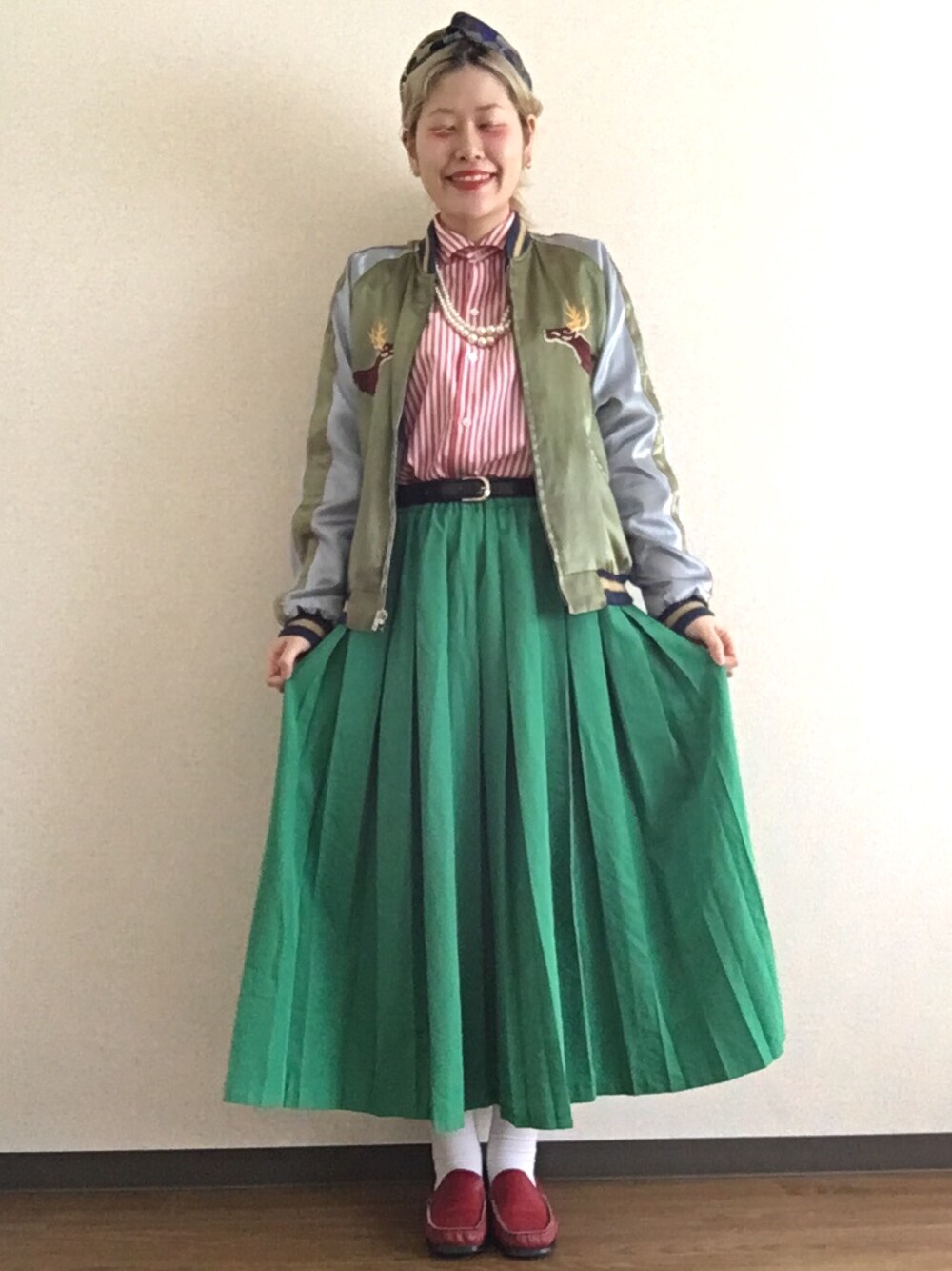 「スカジャン、グリーン、ヘアバンド、ストリート、古着、派手、カラフル、柄×柄、原色、古着MIX」｜「TAILOR TOYOのアイテム（その他アウター、シルバー系）」を使った、なつおさん（レディース・165cm）の春コーディネートの1枚目の写真