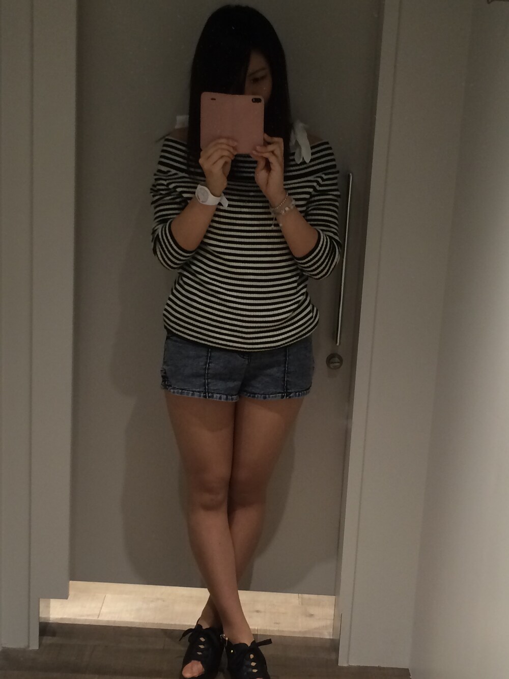 ホワイト系のニット/セーター、ホワイト系のTシャツ/カットソー、ブルー系のその他パンツを着用したレディースの春コーディネートの1枚目の写真