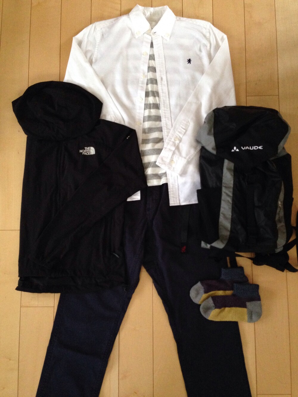 「白シャツ、ボタンダウンシャツ、リュック、雨の日コーデ」｜「GYMPHLEXの【Gymphlex(ジムフレックス)】長袖ボタンダウンシャツ OXFORD　YOX（シャツ/ブラウス、ホワイト系）」を使った、ゆみこさん（レディース・155cm）の夏コーディネートの1枚目の写真