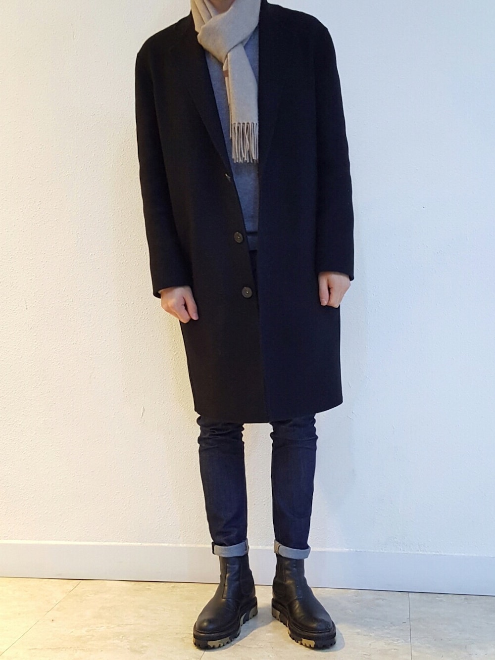 「マフラー、冬、daily look、ブーツ、デニム、コート」｜「ACNEのアイテム（ニット/セーター、グレー系）」を使った、sooさん（メンズ・177cm）の冬コーディネートの1枚目の写真
