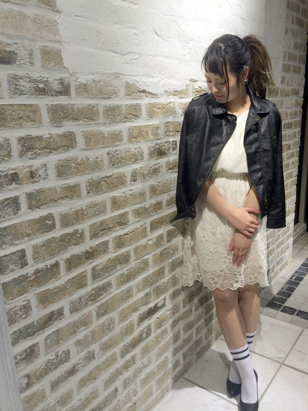 「春ワンピ、ホワイトソックス、ライダースジャケット、ワンピース、パンプス×靴下、星柄、シフォンワンピ、AS KNOW AS PINKY、AS KNOW AS、ライダース」｜「AS KNOW AS PINKYの【non-no5月号掲載】星にねがいを☆OP（ワンピース、ホワイト系）」を使った、chisatoyamamotoさん（レディース・169cm）の春コーディネートの1枚目の写真