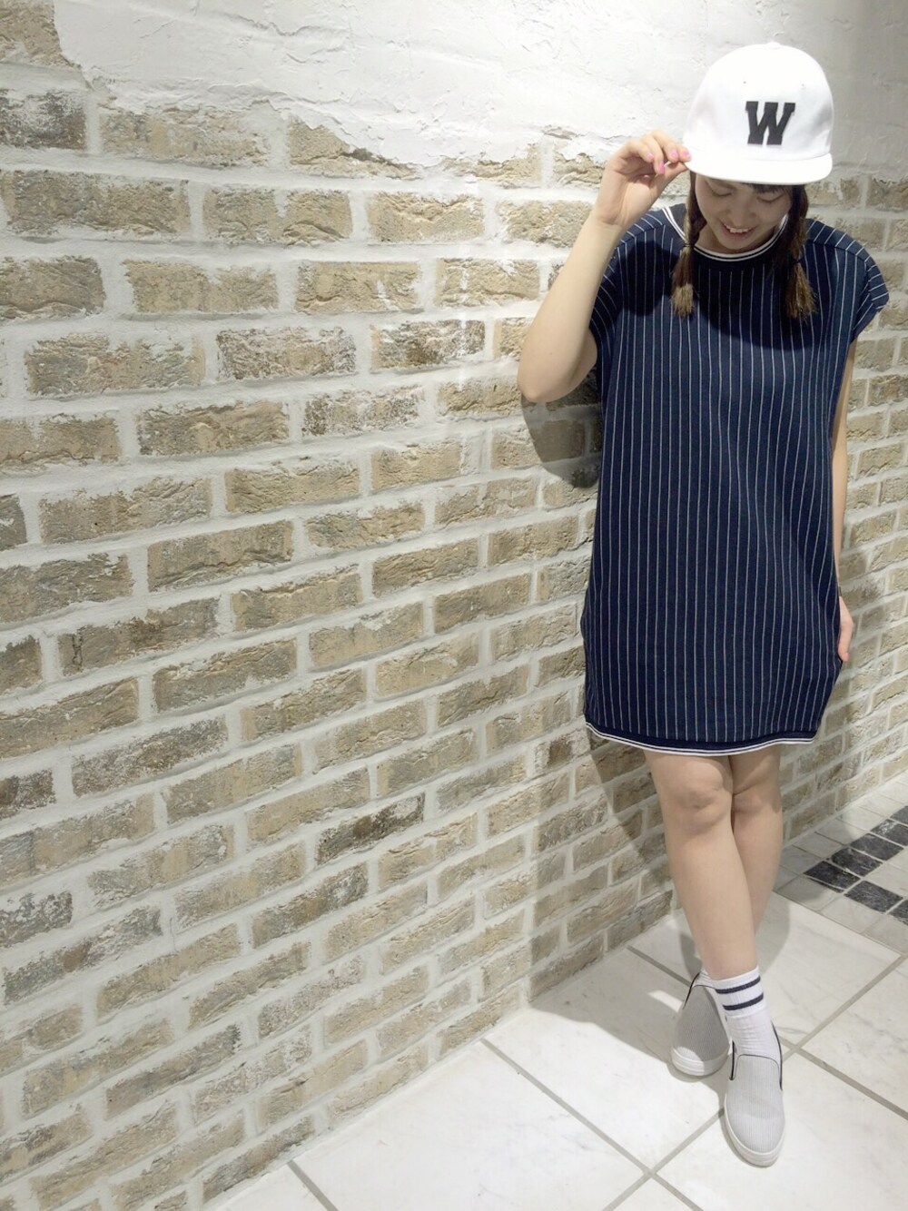 「スリッポン、ラインソックス、春ワンピ、スポーツミックス、キャップ、AS KNOW AS PINKY、AS KNOW AS、スニーカーコーデ、ストライプ、ピンストライプ」｜「AS KNOW AS PINKYの【non-no5月号掲載】ﾊﾝｻﾑﾗｲﾝ☆TN（チュニック、ブルー系）」を使った、chisatoyamamotoさん（レディース・169cm）の春コーディネートの1枚目の写真