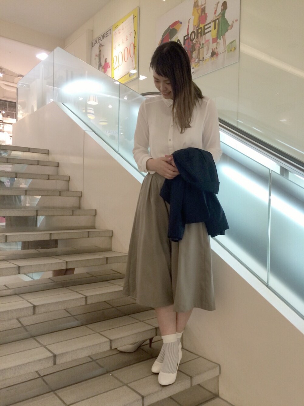 「ワイドパンツ、ホワイトソックス、カーキ、ガウチョパンツ、パンプス×靴下、シャツ、オフィスカジュアル、AS KNOW AS PINKY、AS KNOW AS、ブラウス」｜「AS KNOW AS PINKYの（P80053）ﾌﾜｯﾌﾙﾃｰﾗｰﾄﾞJK（テーラードジャケット、ブルー系）」を使った、chisatoyamamotoさん（レディース・169cm）の春コーディネートの1枚目の写真