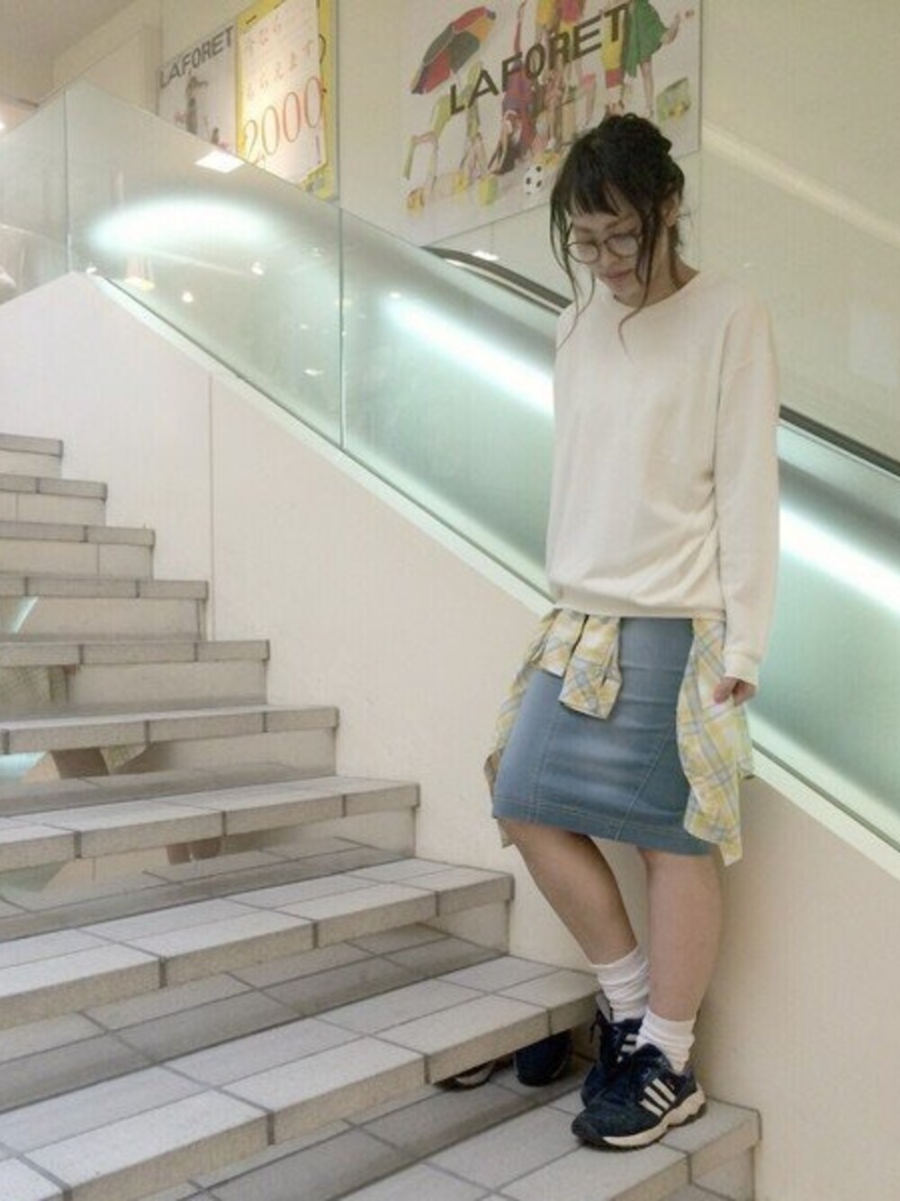 「腰巻きスタイル、ホワイトソックス、チェックシャツ、スウェット、デニムスカート、スニーカーコーデ、カジュアルコーデ、AS KNOW AS PINKY、AS KNOW AS、タイトスカート」｜「AS KNOW AS PINKYの（PE0442）ﾌｨｯﾄ☆ﾃﾞﾆﾑﾀｲﾄ（スカート、ブルー系）」を使った、chisatoyamamotoさん（レディース・169cm）の春コーディネートの1枚目の写真