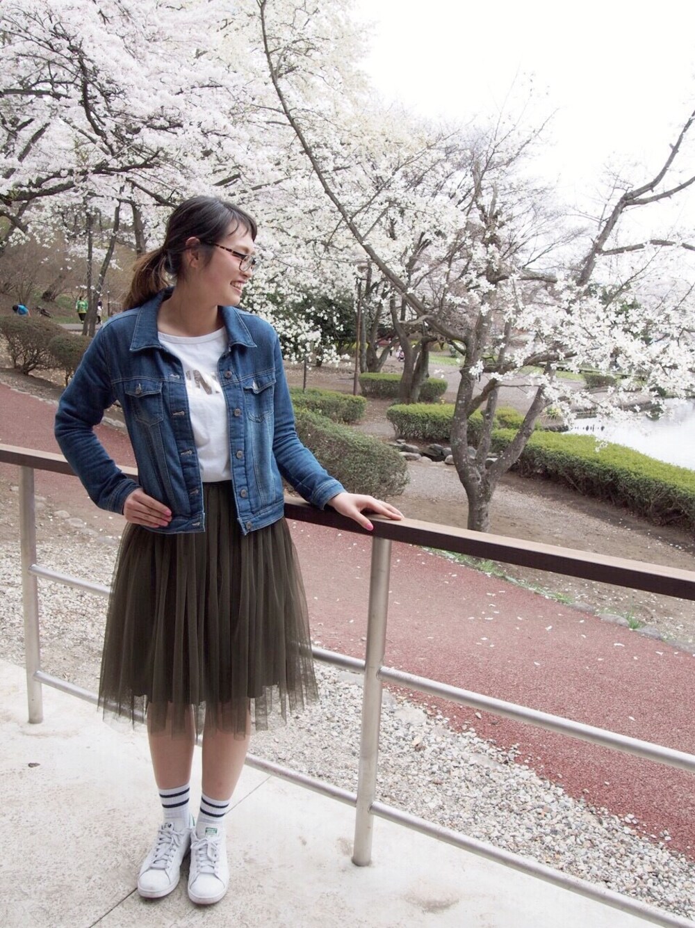 「ラインソックス、ピクニック、チュールスカート、Gジャン、Tシャツ、ロゴT、スニーカーコーデ、カーキスカート、AS KNOW AS PINKY、AS KNOW AS」｜「AS KNOW AS de baseの（D10733）ｽﾍﾟｼｬﾙAﾌﾚｱT（Tシャツ/カットソー、ホワイト系）」を使った、chisatoyamamotoさん（レディース・169cm）の春コーディネートの1枚目の写真