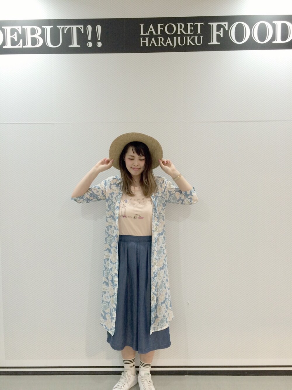 「ワンピース、Tシャツ、シャツワンピース、ハット、ガウチョパンツ、春色、花柄ワンピース、AS KNOW AS、AS KNOW AS PINKY、Tシャツ×デニム」｜「AS KNOW AS PINKYの（PG1004）ﾌﾗﾜｰnaOP（シャツワンピース、ブルー系）」を使った、chisatoyamamotoさん（レディース・169cm）の春コーディネートの1枚目の写真
