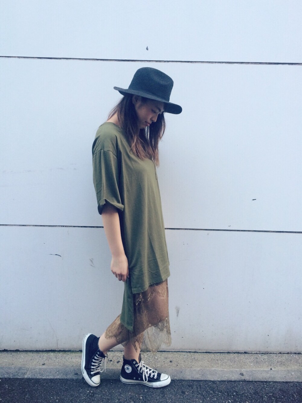 「ワントーンコーデ、summer、カーキ、スポーツミックス、ハイカットスニーカー、ラフスタイル、レーススカート、ootd、ゆるコーデ、オトナカジュアル」｜「AS KNOW AS PINKYの（P70737）COOLにｽﾘｯﾄTOP（ワンピース、グリーン系）」を使った、chisatoyamamotoさん（レディース・169cm）の夏コーディネートの1枚目の写真