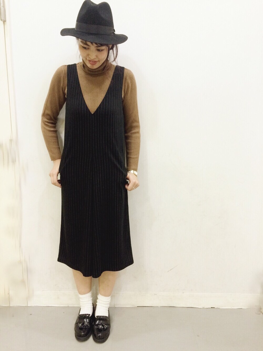 「casual、パンツ、ラクチンコーデ、黒、ハイネックニット、ハット、オールインワン、キャメル、タートルネック、白ソックス」｜「AS KNOW AS PINKYの（P60069）ﾂﾙﾝとｻﾛﾍﾟPT（サロペット/オーバーオール、ブラック系）」を使った、chisatoyamamotoさん（レディース・169cm）の秋コーディネートの1枚目の写真