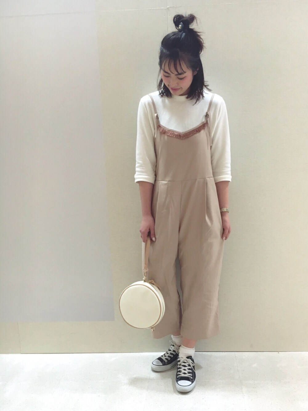 「春、シンプル、大人カジュアル、スニーカーコーデ、ラフ、サロペット、フリンジ、ハーフアップ、コンバース、春コーデ」｜「AS KNOW AS PINKYの（P70776）なんとsetﾌﾟﾘｰﾂOP（ワンピース、ホワイト系）」を使った、chisatoyamamotoさん（レディース・169cm）の春コーディネートの1枚目の写真