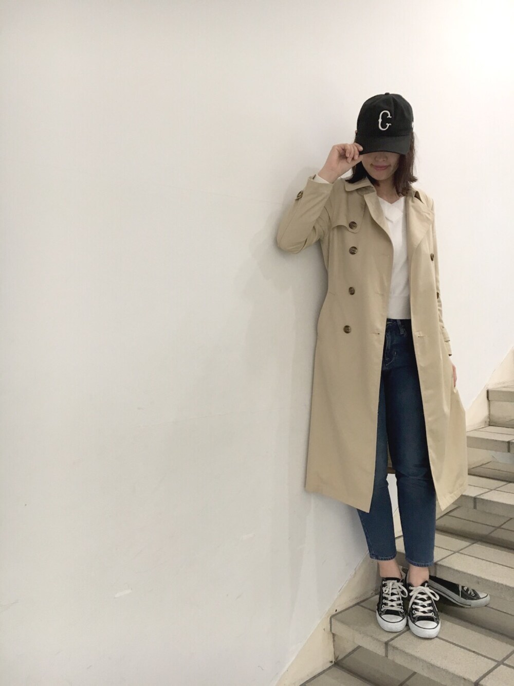 「春、デニム、スニーカー、ootd、はるコーデ、converse、カジュアルコーデ、Vネック、キャップ、ニューエラ」｜「AS KNOW AS PINKYの（PI0196）今年はﾏｷｼなﾄﾚﾝﾁ（トレンチコート、ベージュ系）」を使った、chisatoyamamotoさん（レディース・169cm）の春コーディネートの1枚目の写真