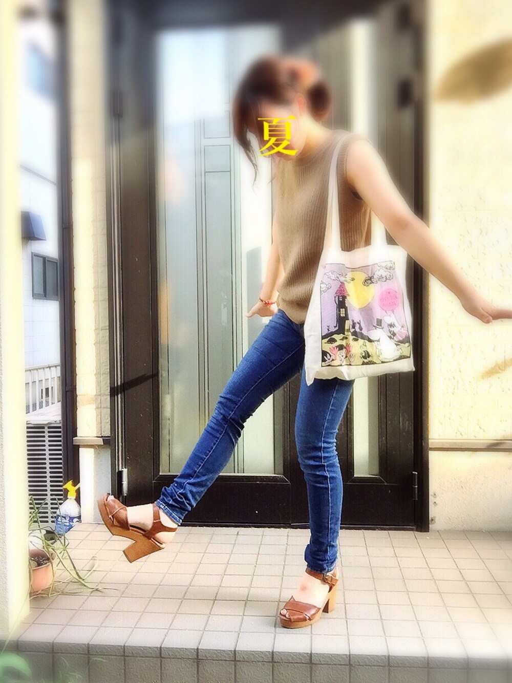 「夏、ノースリーブ、後楽園、シンプル、ラフ、ゆったりコーデ、暑い」｜「UNIQLOのWOMEN ウルトラストレッチジーンズA（デニムパンツ、ブルー系）」を使った、くまこさん（レディース・154cm）の夏コーディネートの1枚目の写真